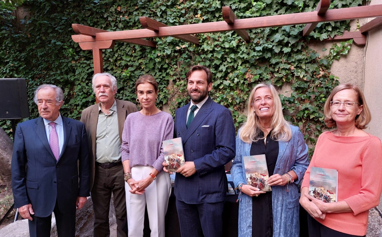 De izquierda a derecha, Jesús Sainz, Antonio Pérez Henares, Carmen Posadas, Erwan de la Villeón, Rocío Albert y Pilar Cortés