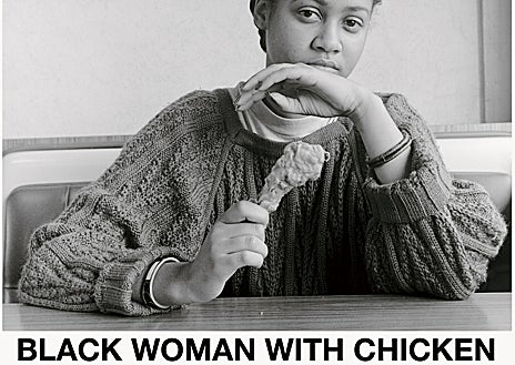 Imagen secundaria 1 - Arriba, momento de la video-instalación del MACBA 'Lincoln, Lonnie and Me'. Sobre estas líneas, fotografía de la serie 'Ain't Jokin' y 'Fundido lentoa negro (Josephine Baker)'