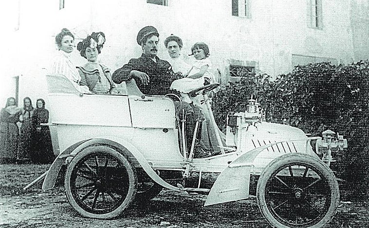 Imagen principal - Arriba, el compositor en el coche junto a varias familiares. Abajo, el músico junto a su amante, la soprano alemana Rose Ader y una apasionada misiva autógrafa dirigida a ella  