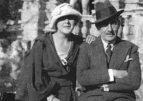 Imagen secundaria 1 - Arriba, el compositor en el coche junto a varias familiares. Abajo, el músico junto a su amante, la soprano alemana Rose Ader y una apasionada misiva autógrafa dirigida a ella  