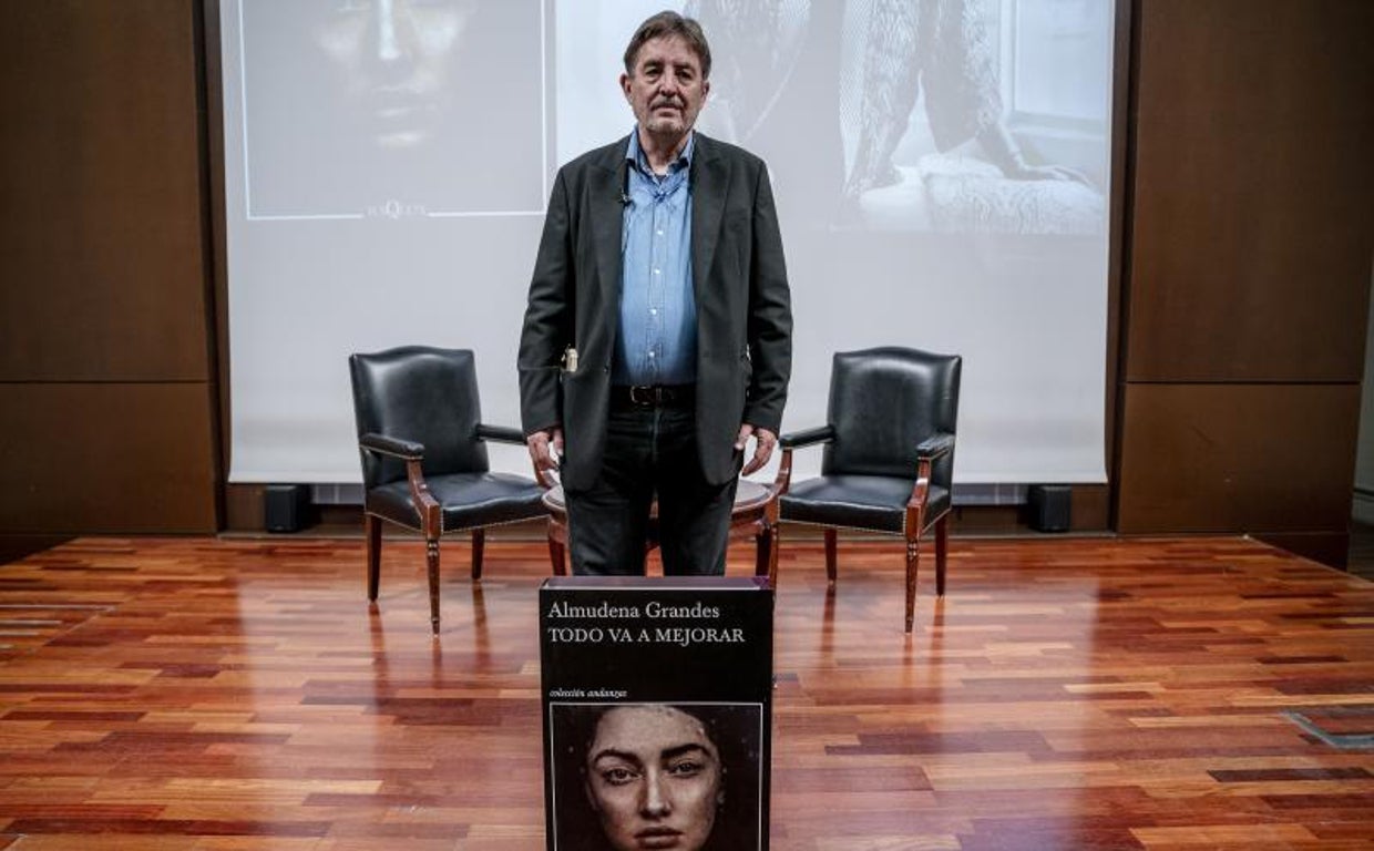El escritor Luis García Montero durante la presentación del libro póstumo de Almudena Grandes