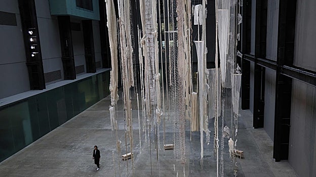 'Quipus' de 27 metros de alto cuelgan en la Sala de Turbinas de la Tate Modern