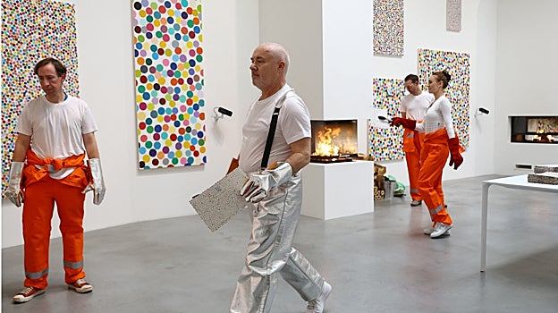 Hirst y sus colaboradores, durante la quema de las obras en la galería