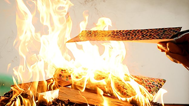 El fuego consumió cientos de obras de Damien Hirst