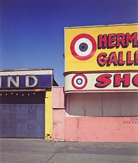 Imagen secundaria 2 - Arriba, 'Las grietas', obra de Brassai. Sobre estas líneas, 'Casa de Marco Olconi', de Sommer, y 'Coney Island. Nueva York', de Hofer.