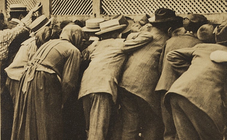 Imagen principal - Arriba, 'Viena. La vida en el Prater. Excluidos', de Mayer. Sobre estas líneas, 'Alistair Butler', de Mapplethorpe, y una obra anónima basada en la aplicación de la fotografía en sus inicios por la Botánica