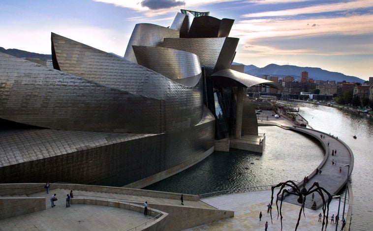 Imagen principal - Arriba, el edificio de Gehry, hoy, icono de Bilbao. Sobre estas líneas, imagen del emplazamiento de la primera piedra del centro, y una de las obras de la exposición que el Guggenheim dedicó a los aztecas