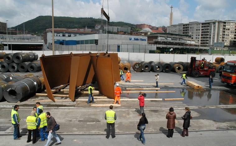 Imagen principal - Arriba, proceso del montaje de las obras monumentales de Richard Serra en el museo. Sobre estas líneas, el público contempla obras de uno de los 'blockbuster' del centro, la muestra dedicada a China. A la derecha, Jeff Koons, padre del Puppy, icono del Guggenheim