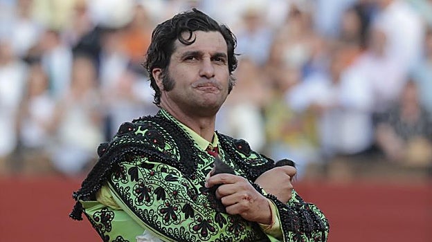 De verde y azabache, con dos orejas en la Maestranza