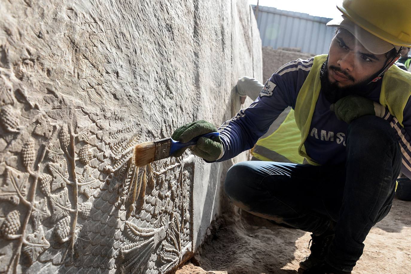 Las tallas probablemente se tomaron del magnífico palacio de Senaquerib y se usaron como material de construcción para la puerta de Mashki, de acuerdo con Fadel Mohammed Khodr, jefe del equipo arqueológico iraquí que trabaja para restaurar el sitio﻿. “Fueron reutilizadas por el nieto del rey para renovar la puerta de Mashki y ampliar la sala de guardia”, dijo Khodr. Cuando se usaron en la puerta, se borró el área de las tallas que sobresalían del suelo. “Solo la parte enterrada bajo tierra se ha conservado”, señaló este especialista.