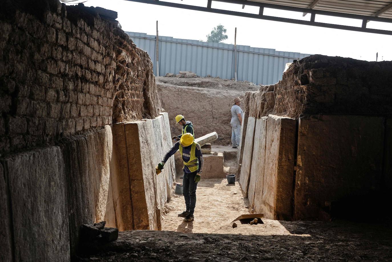 Luego, entre 2014 y 2017, el ISIS se apoderó de gran parte del país y la vecina Siria y demolió tesoros preislámicos con excavadoras, piquetas y explosivos. ﻿