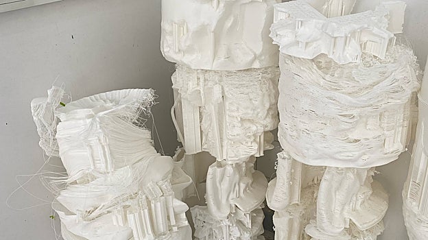 Detalle de los materiales de la artista en su estudio