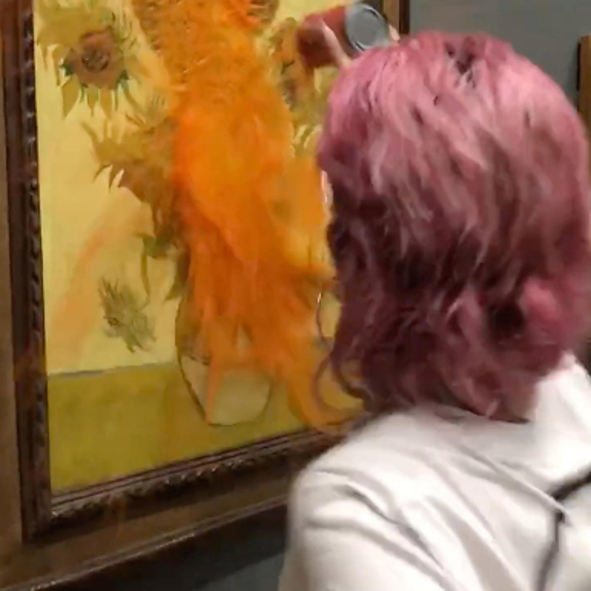 La activista que tiró sopa al Van Gogh justifica su acción en un vídeo viral: «La mancha salió con papel de cocina»