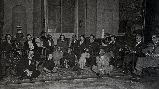 Miembros de la Junta Delegada de Incautación, Protección y Salvamento del Tesoro Artístico en Madrid, en su sede del Museo Arqueológico Nacional (1937). Fernández Balbuena, en la fila de atrás, el quinto por la izquierda