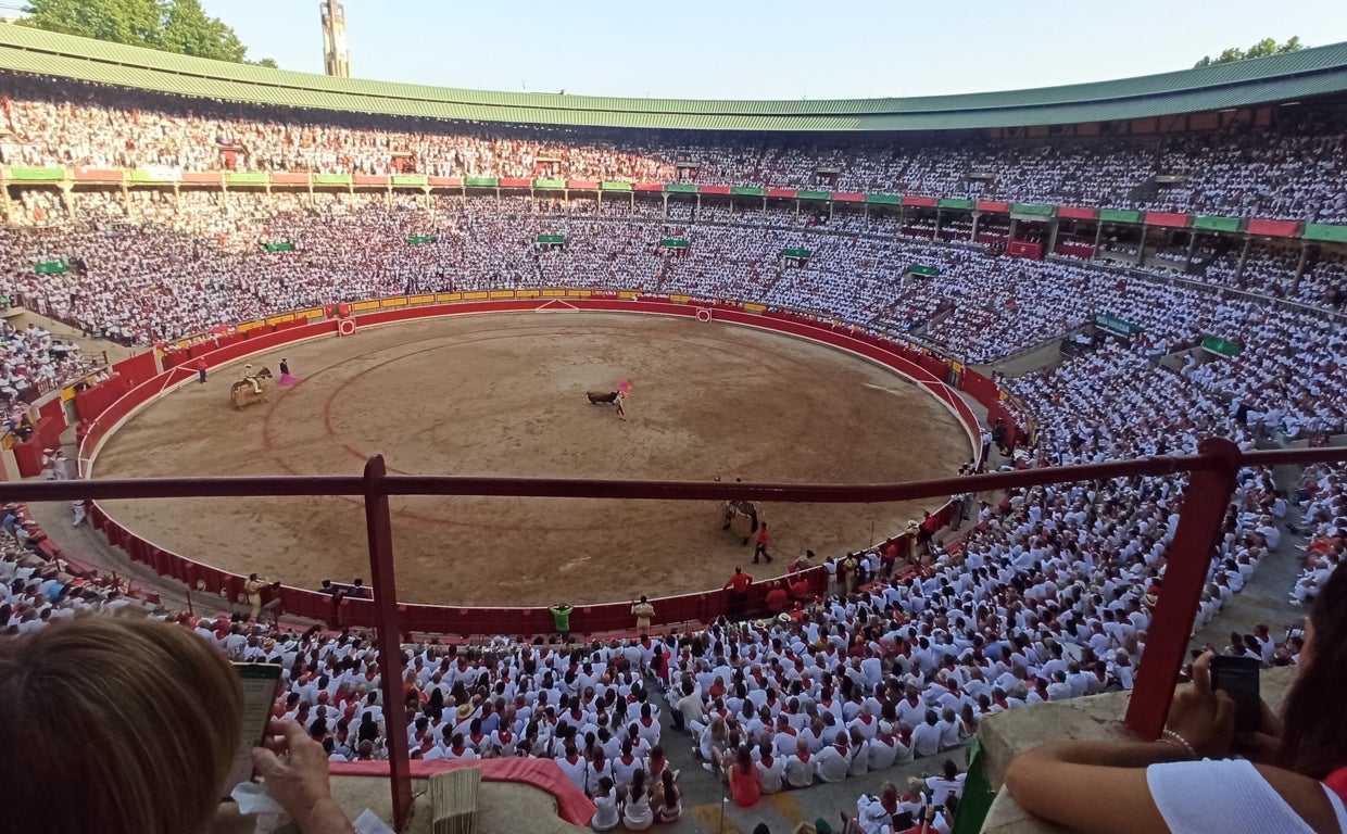 La plaza de toros de Pamplona, en los Sanfermines de su centenario