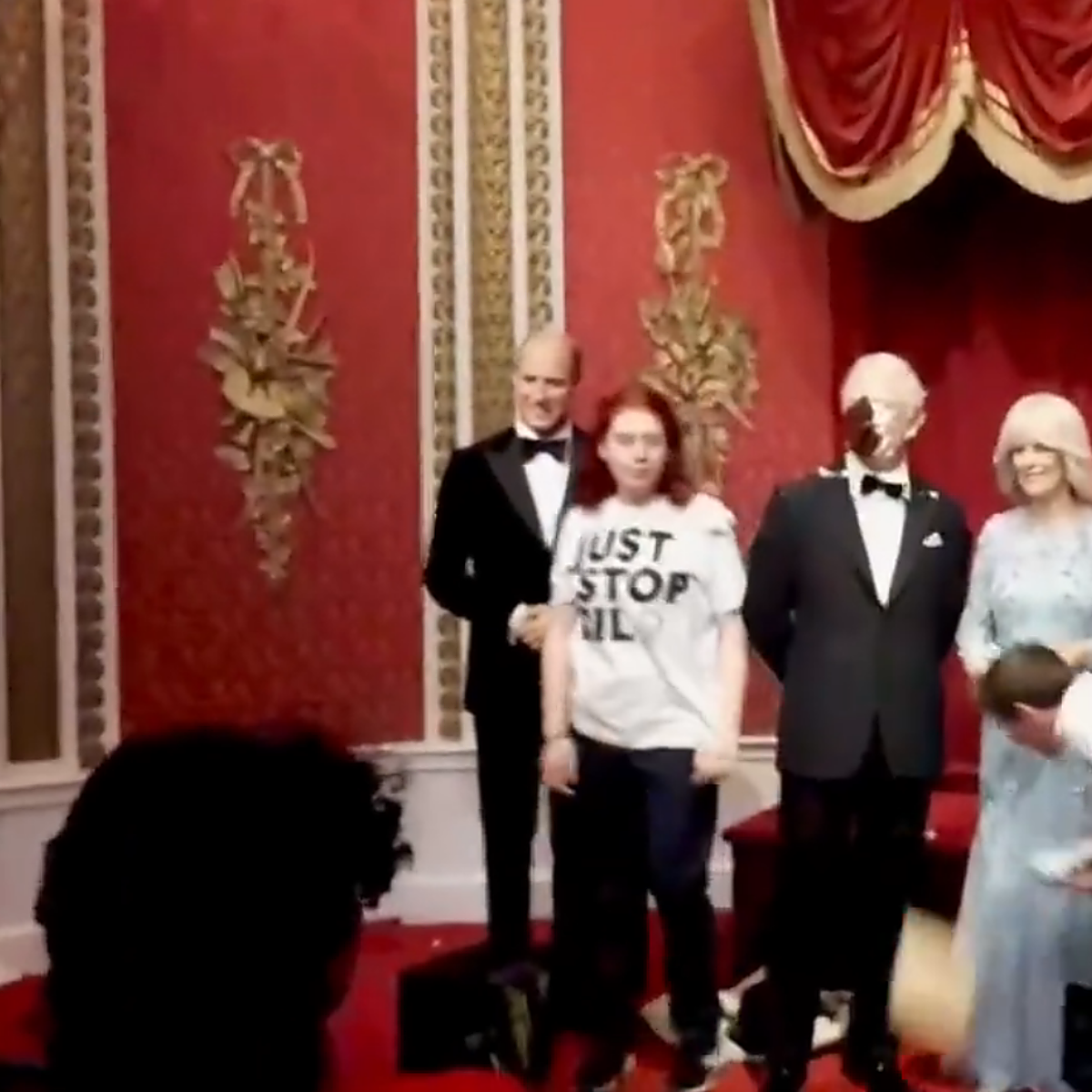 Dos activistas lanzan tarta de chocolate en la cara del modelo de cera de Carlos III