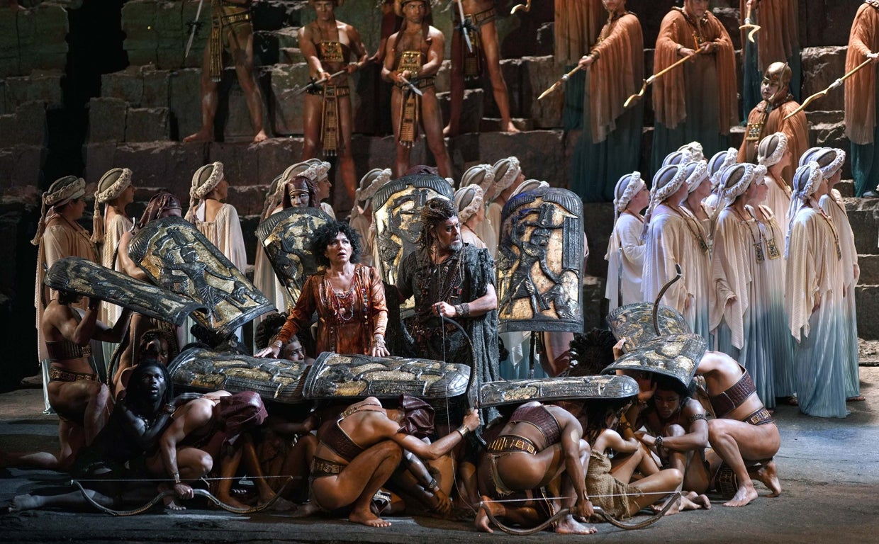 La soprano Krassimira Stoyanova, en el papel de Aida, y el bajobarítono Carlos Álvarez, como Amonasro, durante la representación de Aida, de Giuseppe Verdi