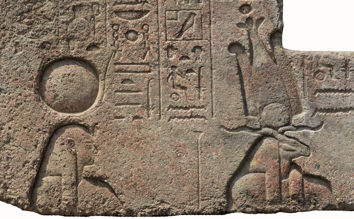 Detalle de un fragmento de la puerta de acceso del templo en el que se ve representado al dios Heryshef seguido de su esposa Hathor