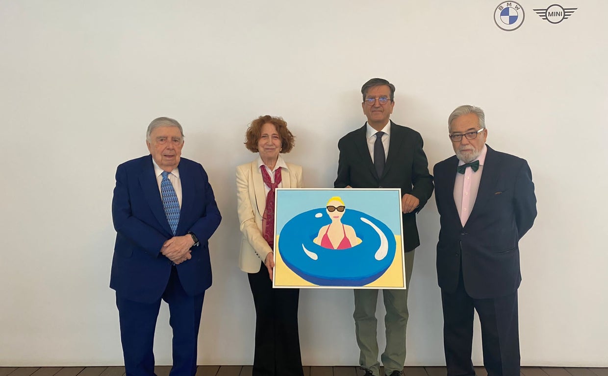 De izquierda a derecha, Luis María Anson, Carmen Iglesias, Enrique de Ybarra y Tomás Paredes con la obra ganadora del premio al Talento Joven, 'Autorretrato con flotador', de Andrea Hernández Indurain (14 años)