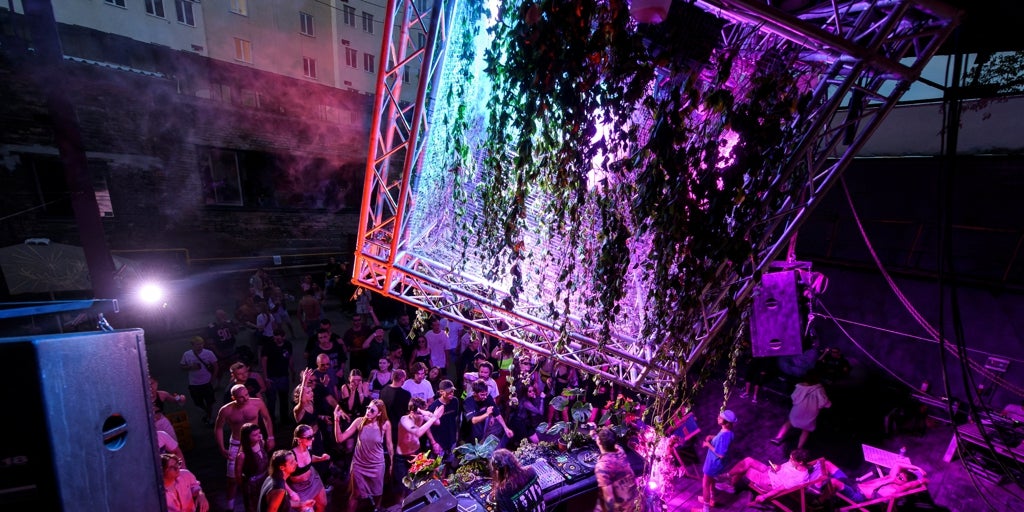 Fiesta Tematica Rave Qué es una 'rave', la fiesta que ha prohibido Meloni en Italia