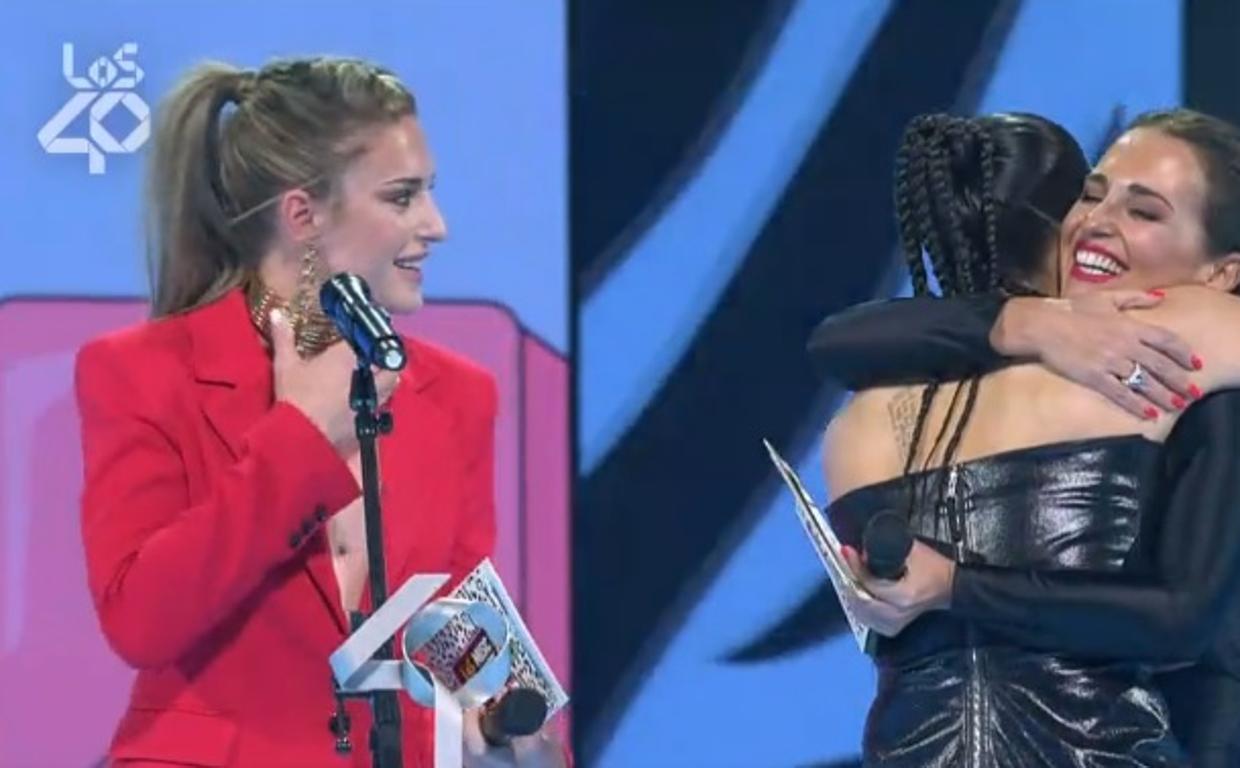 Abrazo entre Rosalía y Paula Echevarría