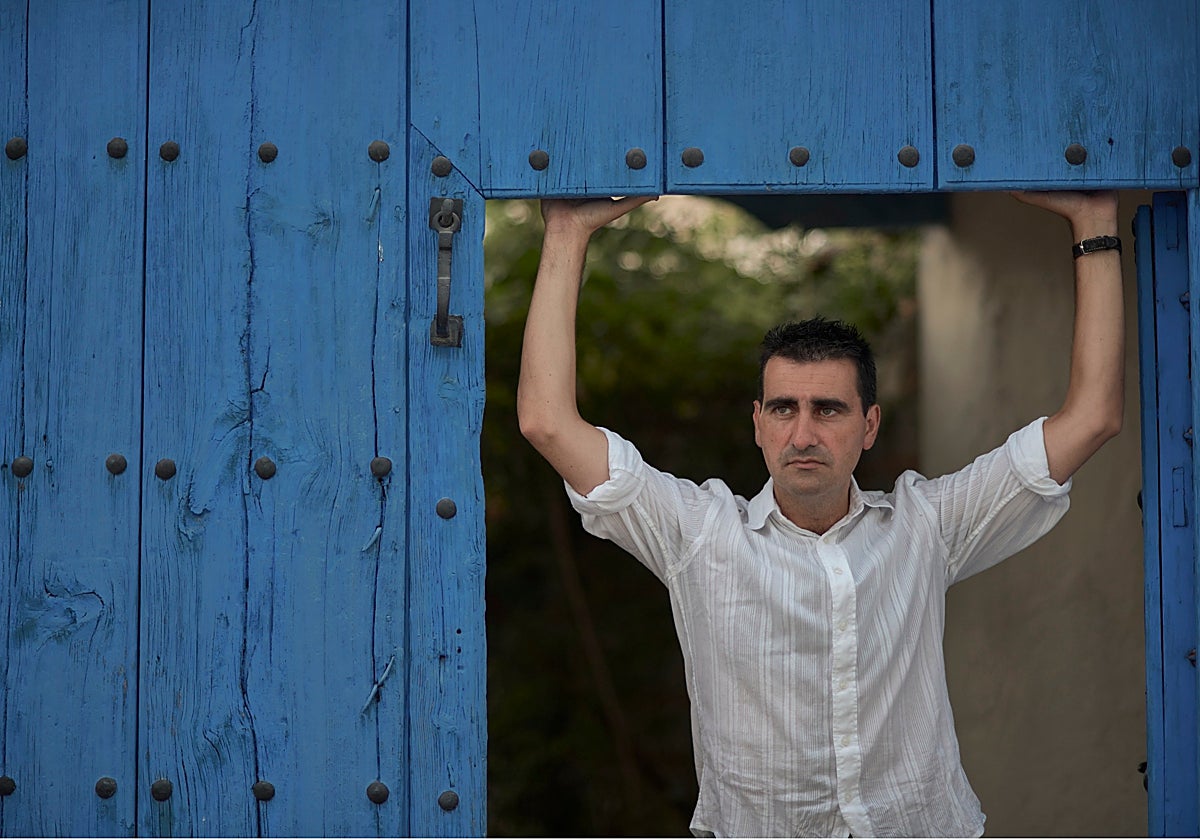 Ignacio García, ante una característica puerta azul en Almagro