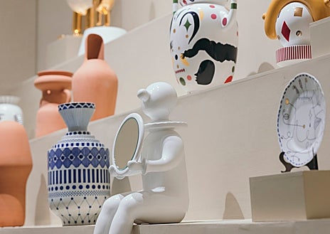 Imagen secundaria 1 - En las imágenes, detalles de algunos de los apartados en los que está dividida la retrospectiva valenciana