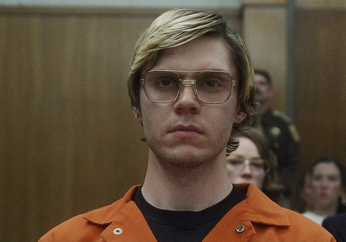 Evan Peters en el papel de Dahmer