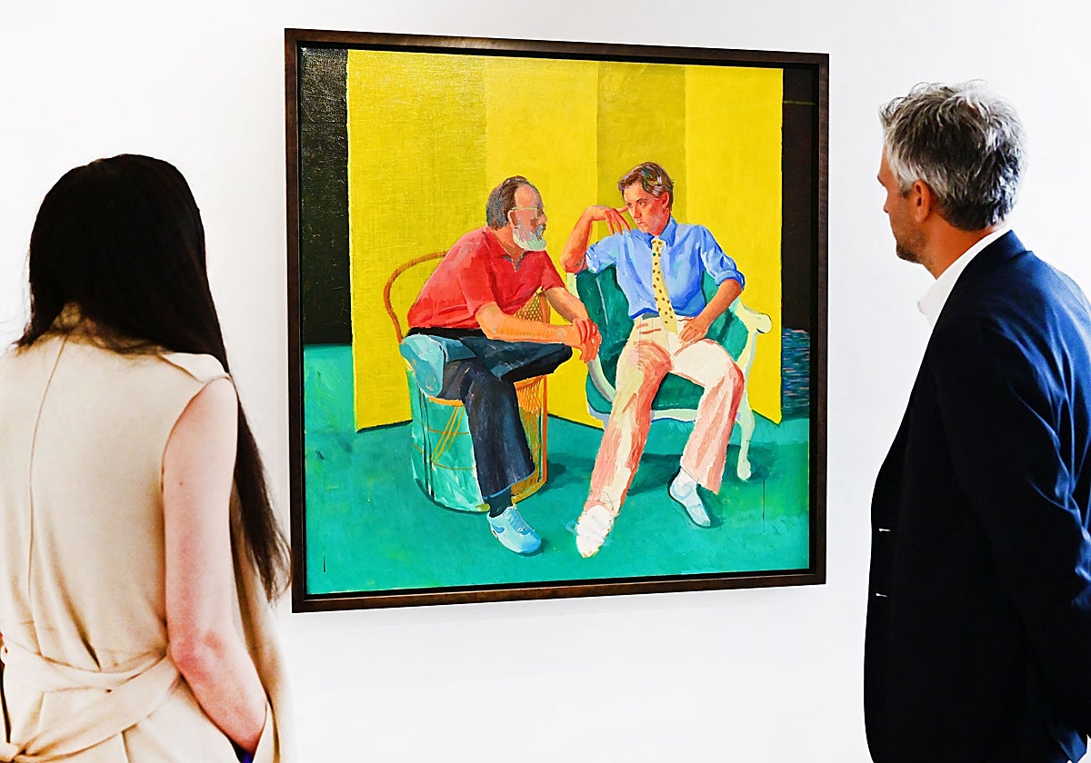 El vicepresidente y especialista sénior de la casa de subastas de Christie's, Alex Marshall, observando la obra 'La conversación', de David Hockney, de la coleción de Paul Allen, cofundador de Microsoft