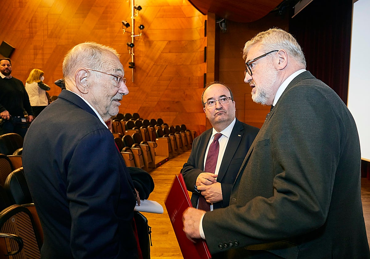 Miquel Iceta, ayer en el Prado entre Javier Solana y Miguel Falomir