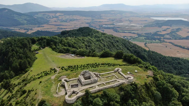 Aerial photo of the castle of Irulegi, in the foreground, and further away the site of the Iron Age town.