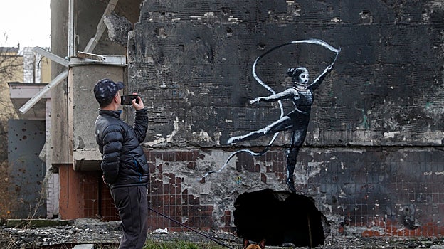 Las siete huellas de Banksy en Ucrania, sarcasmo e irreverencia para paliar la devastación de la guerra