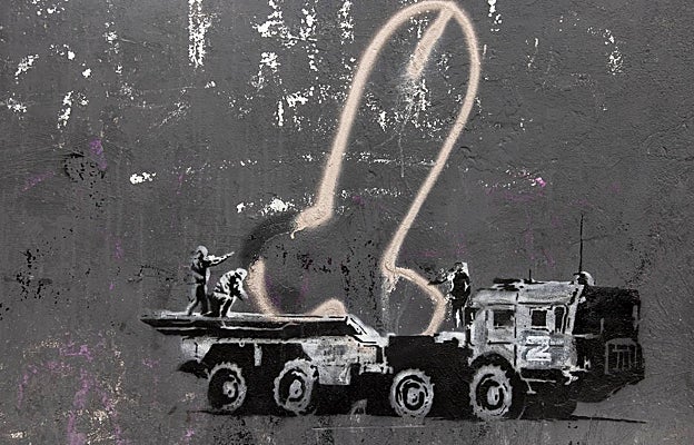 Las siete huellas de Banksy en Ucrania, sarcasmo e irreverencia para paliar la devastación de la guerra