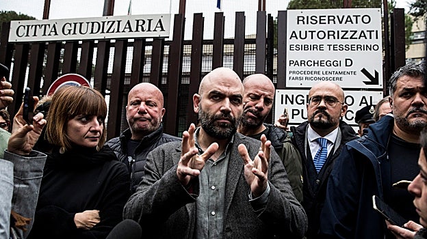 Saviano, a las puertas del juzgado
