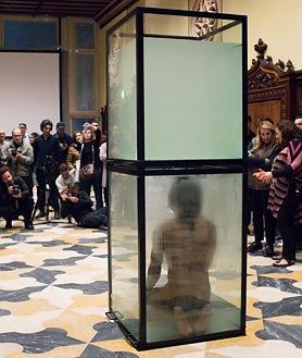 Imagen secundaria 2 - IDocumentación de la acción 'Mediterráneo', de Carlos Martiel para La Bienal de Venecia en 2017