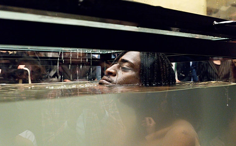 Imagen principal - IDocumentación de la acción 'Mediterráneo', de Carlos Martiel para La Bienal de Venecia en 2017