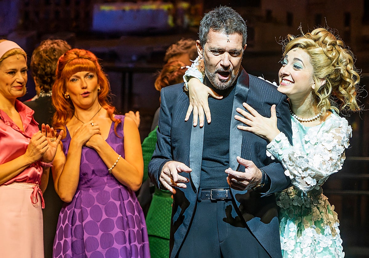 Antonio Banderas, con Laura Enrech en una escena de 'Company'