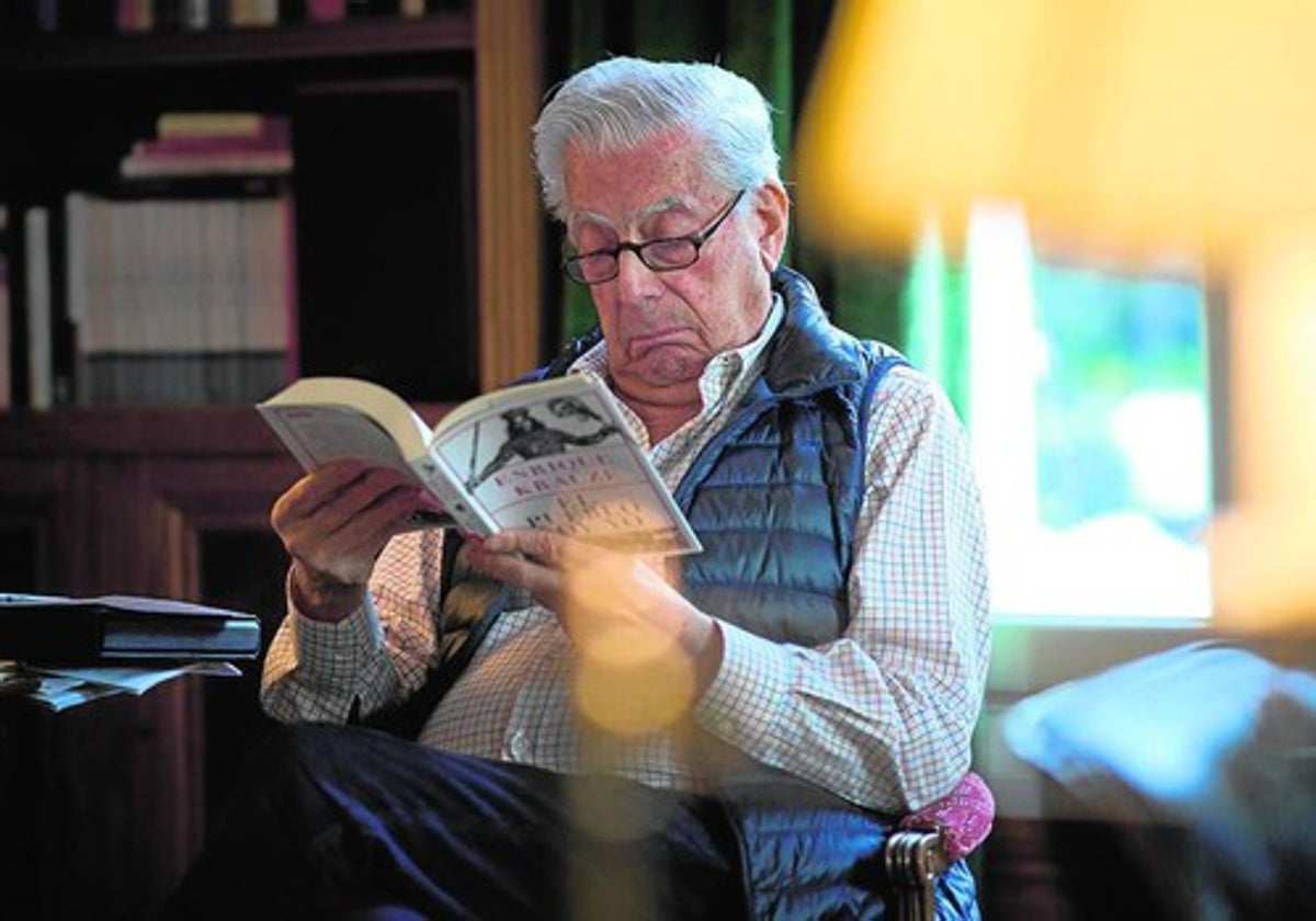 Mario Vargas Llosa leyendo en su residencia de Madrid