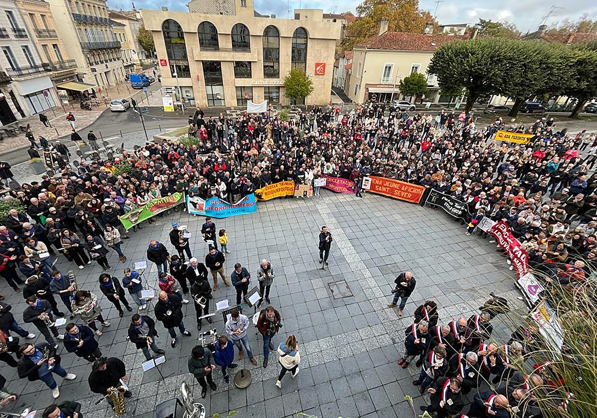 Concentración de aficionados en Mont de Marsan