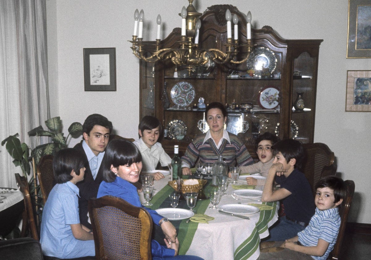 La esposa del político Jordi Pujol, Marta Ferrusola, posa en el comedor de su domicilio barcelonés con sus siete hijos, en 1977