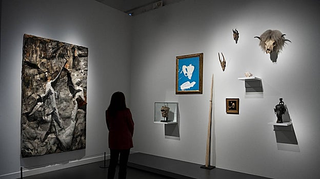 Espacio dedicado de Miquel Barceló, con el cuerno de narval en el centro