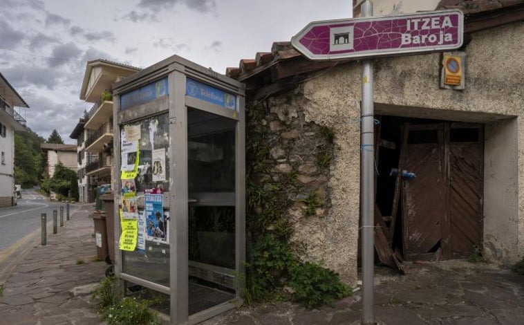 Imagen principal - En la parte superior, indicación que lleva al caserón de Itzea, en Vera de Bidasoa. Arriba, a la izquierda, retrato de Julio Caro Baroja en un rincón junto a una de las grandes ventanasa; a la derecha, colección de objetos náuticos de la familia