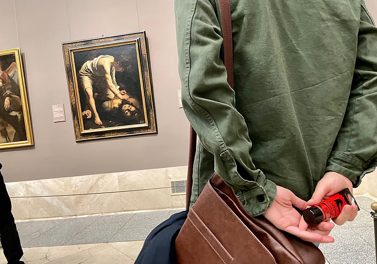 El tubo de pintura, en el Museo del Prado, frente a un Caravaggio