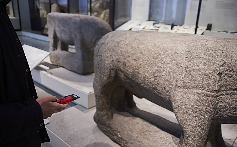 Imagen principal - El tubo disfruta se acerca a un verraco de hace dos mil años, al busto de un emperador romano y a la 'Dama de Elche'