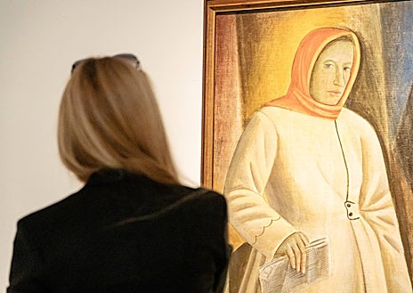 Imagen secundaria 1 - Arriba, Francesca Thyssen durante la presentación de la muestra. Sobre estas líneas, una mujer contempla una de las obras. A la derecha, el embajador ucraniano en España, en las salas del Thyssen