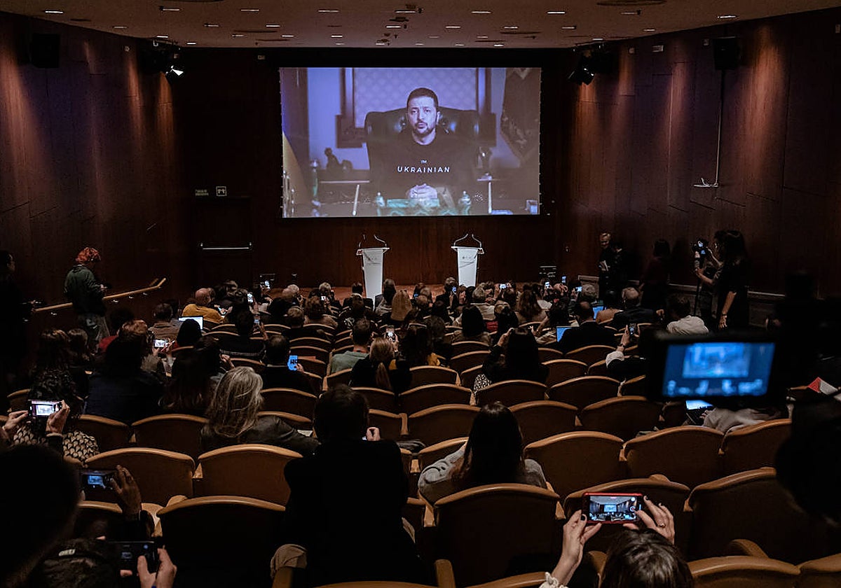 El auditorio del Thyssen esta mañana durante la comparecencia, en diferido, de Zelenski