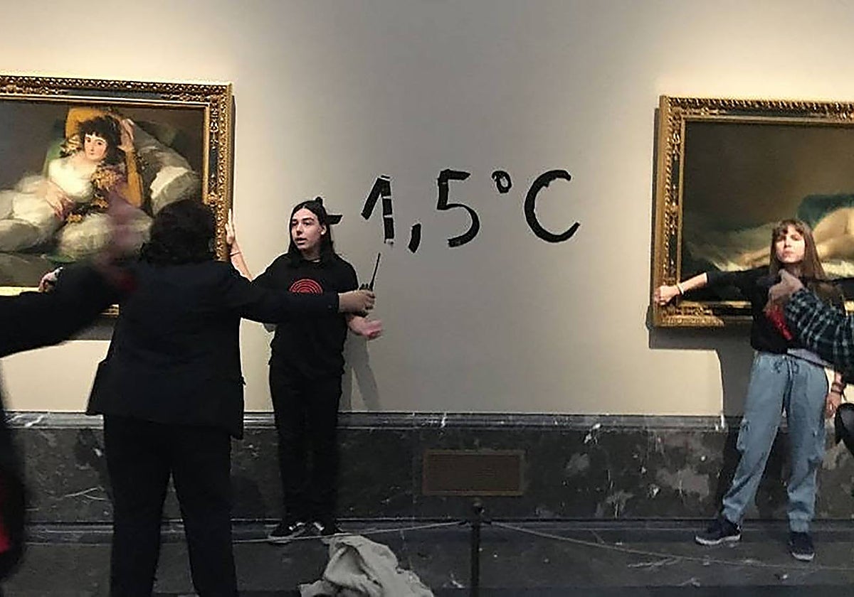 Vídeo: Dos ecoactivistas se pegaron a las 'Majas' de Goya el día 5 de noviembre