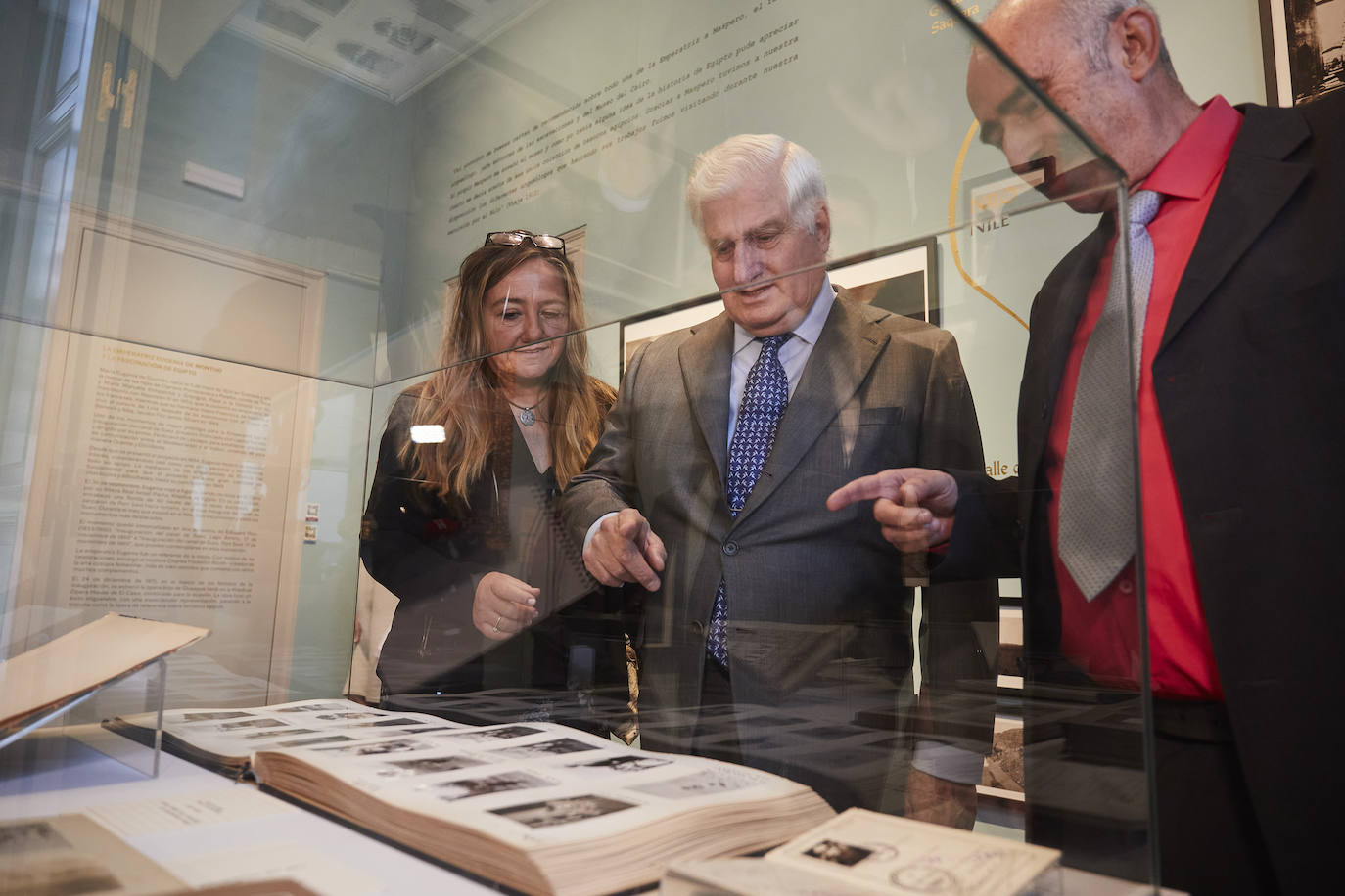 Myriam Seco y Javier Martínez muestran al duque de Alba algunos de los documentos expuestos en 'Alba y Carter: 100 años descubriendo a Tutankamón'