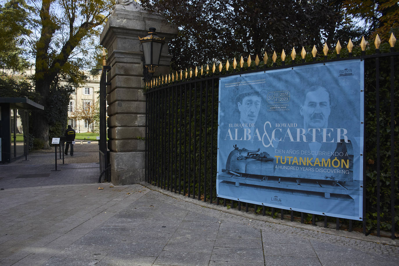 Entrada al Palacio de Liria, con el cartel de la exposición