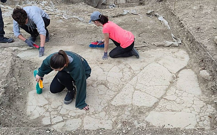 Imagen principal - Los arqueólogos trabajando en el yacimiento en 2022